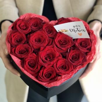 Букет Розы красные в шляпной коробке в виде сердца