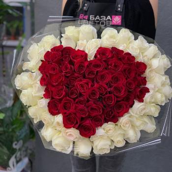 Сердце из красных и белых роз №133